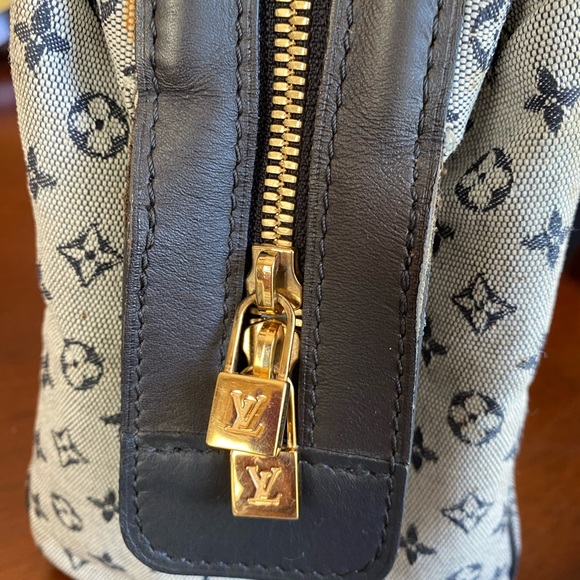 Authentic Louis Vuitton hardly used vintage purse! Known as Josephine (?) - Picture 5 of 14